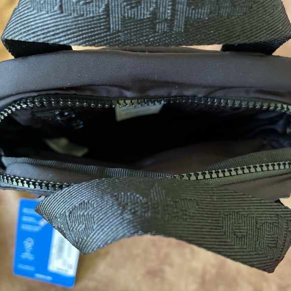 ADIDAS ORIGINALS NWT AUTHENTIC BLACK MICRO CROSSBODY & BACKPACK ALL IN ONE - Picture 10 of 15